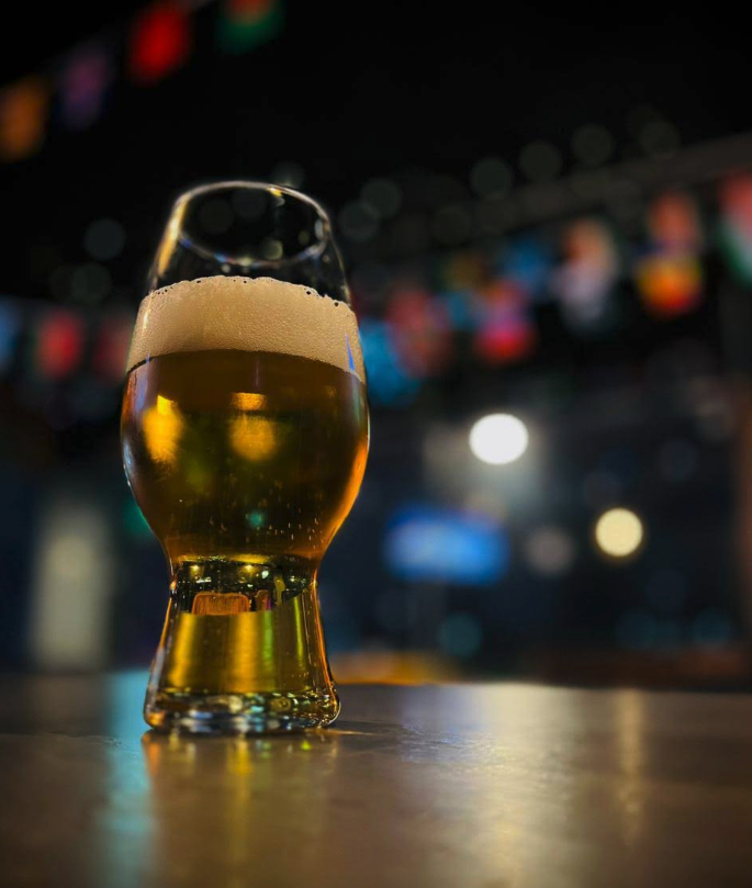 Vaso de cerveza artesanal en la barra