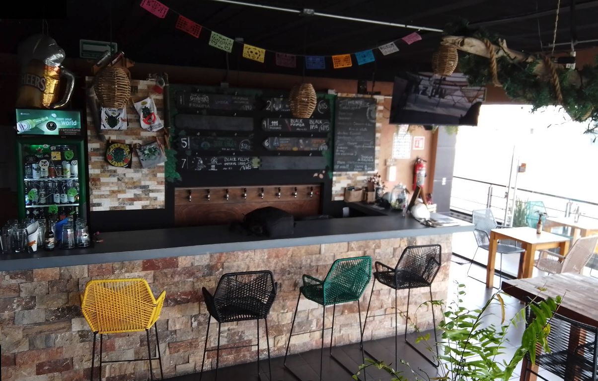 Terraza del taproom con sillas de colores