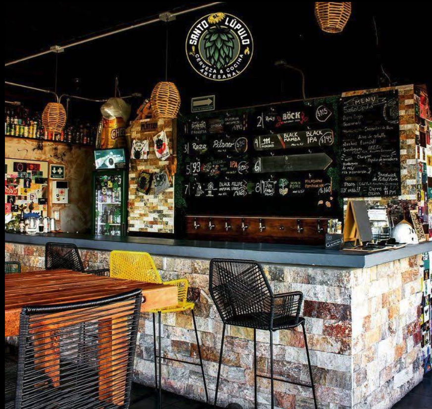Barra y pizarrón de cervezas de Santo Lúpulo